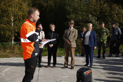 Toimitusjohtaja Sakke Rantala pitämässä puhetta. Taustalla kuuntelemassa maa- ja metsätalousministeri Essayah ja Ruotsin kuningas Kaarle XVI Kustaa.