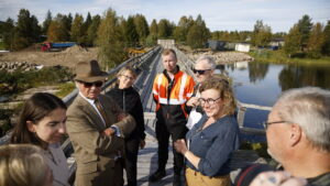 Hankevierailun osallistujat sillan alkupäässä kuuntelemassa esittelyä.